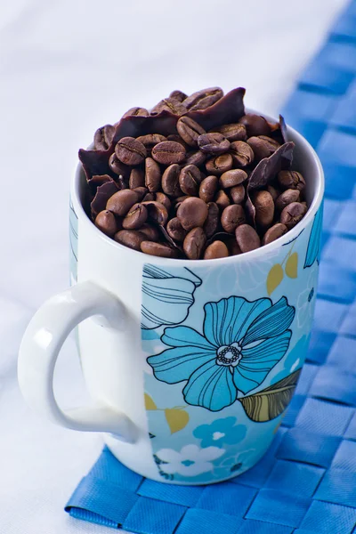Granos de café en un tazón azul — Foto de Stock