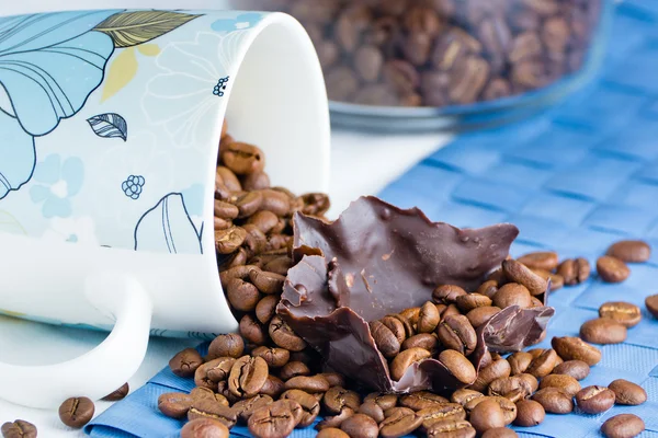 Granos de café en un tazón azul — Foto de Stock
