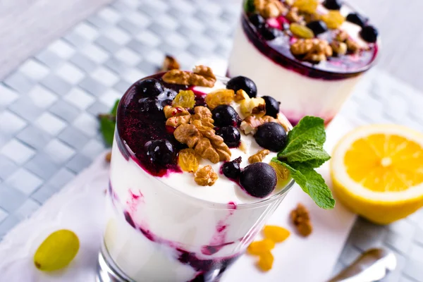 Cream dessert with black currants and nuts — Stock Photo, Image