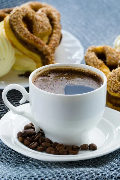Taza de café junto a la repostería en forma de corazón — Foto de Stock