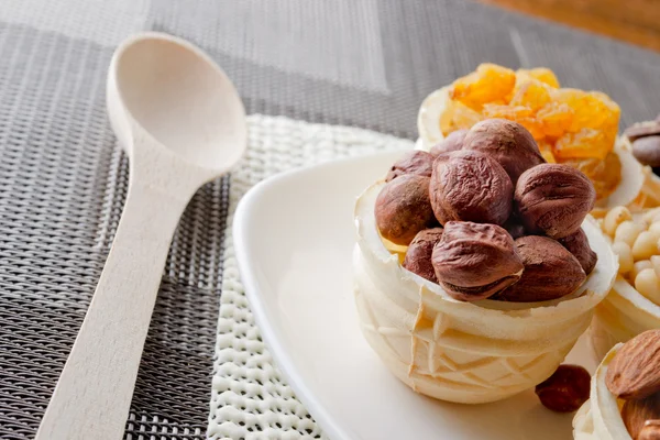 Dolgu ile waffle sepeti — Stok fotoğraf