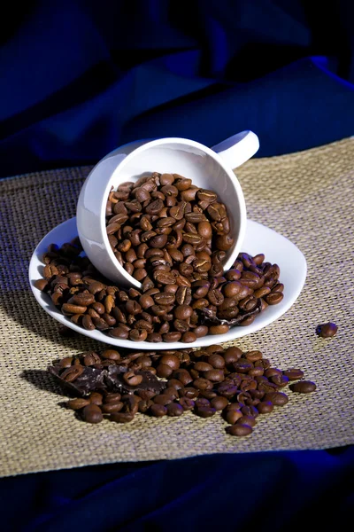 La taza invertida con granos de café — Foto de Stock