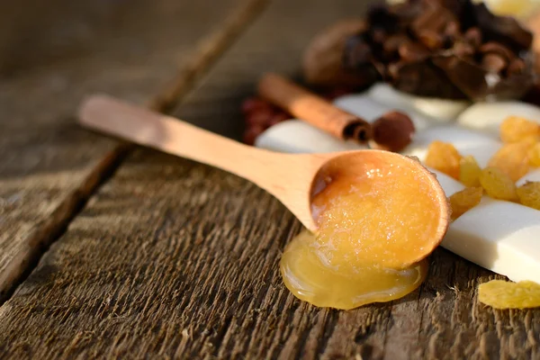 Cuchara de madera con miel — Foto de Stock