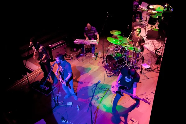 集团的 indie 流行，香槟在 apr 24，2009年的音乐会 — 图库照片