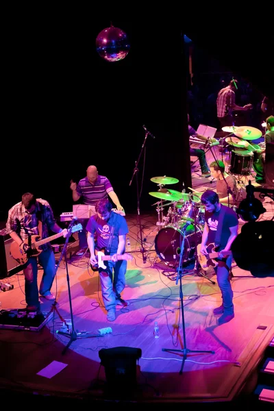 集团的 indie 流行，香槟在 apr 24，2009年的音乐会 — 图库照片