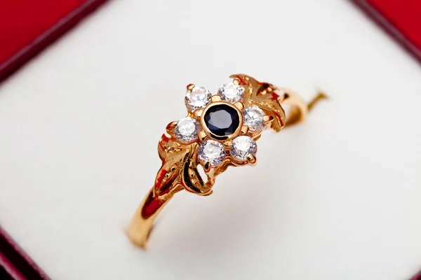 Anel de ouro com zircônia branca e azul encantado — Fotografia de Stock