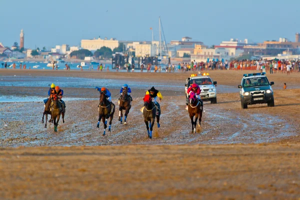 Hästkapplöpning på sanlucar barrameda, spain, augusti 2008 — Stockfoto