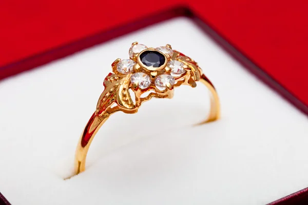 Χρυσό δαχτυλίδι με λευκό και μπλε ζιρκονία enchased — Φωτογραφία Αρχείου