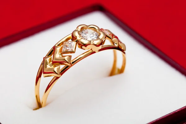 金の指輪ちりばめられて白色ジルコニア — ストック写真