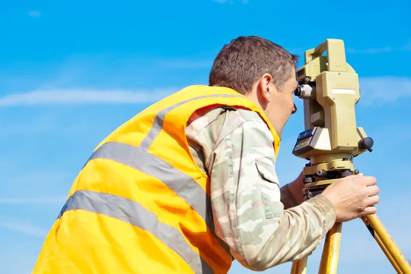 Surveyor engineer making measuring with theodolite — Stock Photo, Image