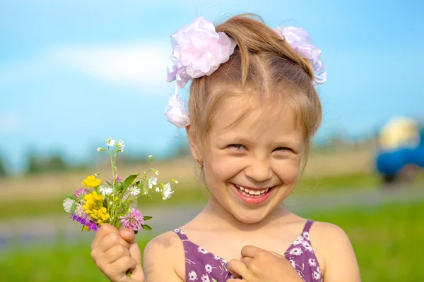 Feliz chica sonriente con flores — Foto de Stock