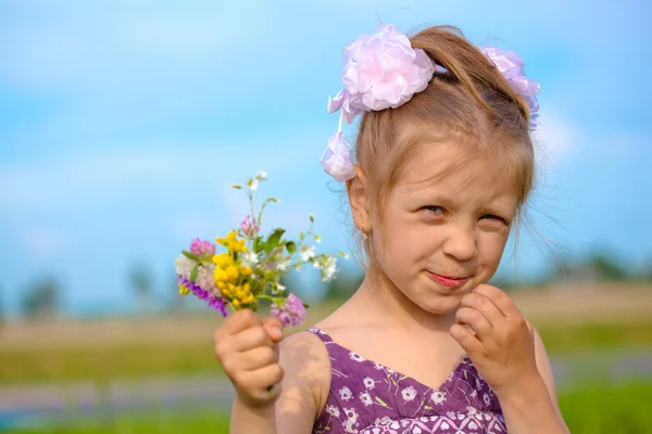 Portrét roztomilé dítě dívky s květinami — Stock fotografie