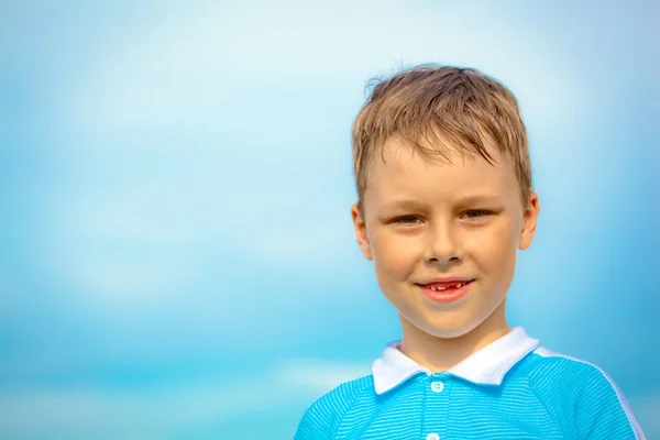 Sonriente niño caucásico sin dientes —  Fotos de Stock