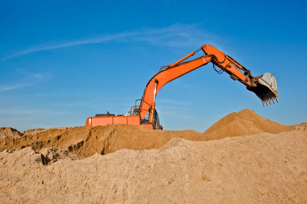 挖掘机在沙坑里 — 图库照片