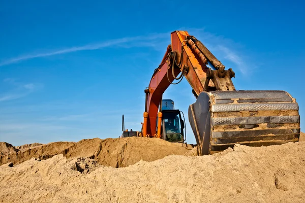 Escavadeira no trabalho em areia — Fotografia de Stock