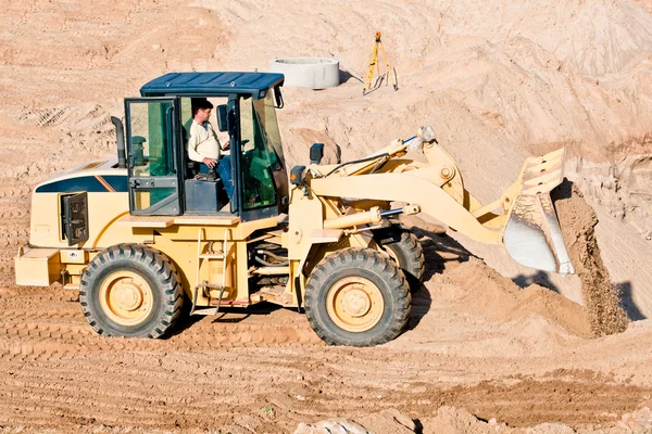 Wheel loader grävskopa lossning sand — Stockfoto