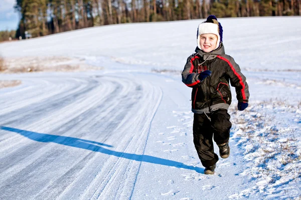 yol boyunca çalışan çocuk çocuk
