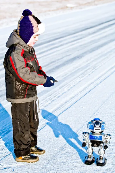 Παιδί αγόρι παιχνίδι με παιχνίδι καταπολέμηση ρομπότ — Φωτογραφία Αρχείου