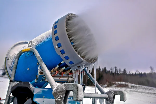 Jalá perder el cañón de nieve artificial haciendo copos de nieve — Foto de Stock