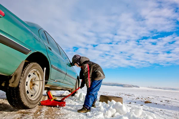Child boy helps repairing car — Stock Photo, Image