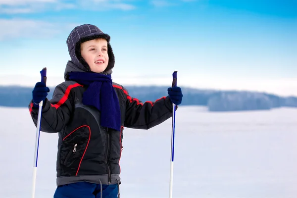 Дитячий хлопчик лижник над блакитним небом — стокове фото