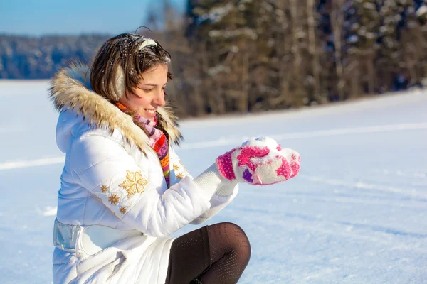 Chica estudiante bonita con nieve en las palmas — Foto de Stock