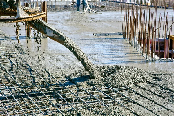 Vertido de hormigón en la construcción comercial — Foto de Stock