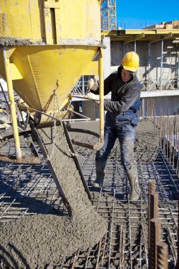 beton dökme sırasında Oluşturucusu alt inşaat alanında çalışır.