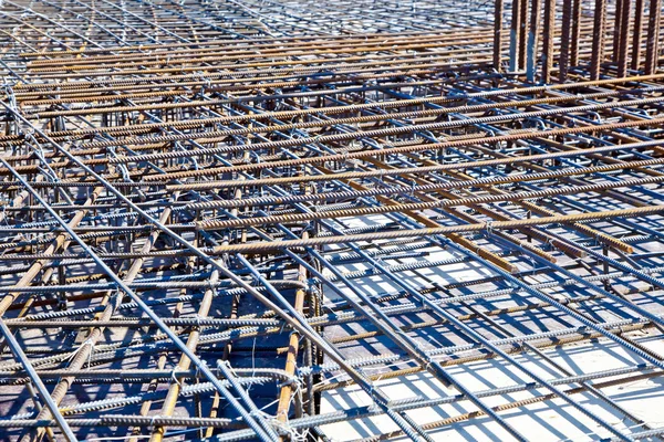 Пол на строительной площадке готов к заливке бетона — стоковое фото