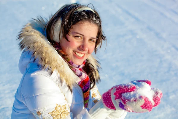 Retrato de estudiante sonriente con nieve en las palmas — Foto de Stock