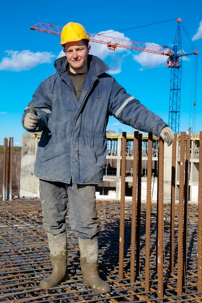 Obrero constructor positivo en la obra mostrando un pulgar hacia arriba — Foto de Stock