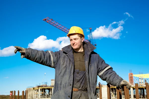 Travailleur industriel donne des instructions aux travailleurs de la construction — Photo