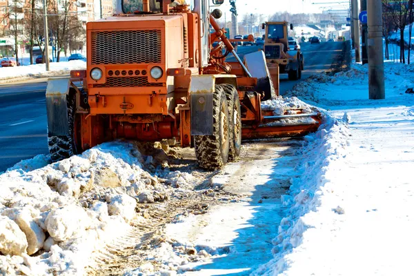 Kommunális berendezések hó eltávolítása az utak — Stock Fotó