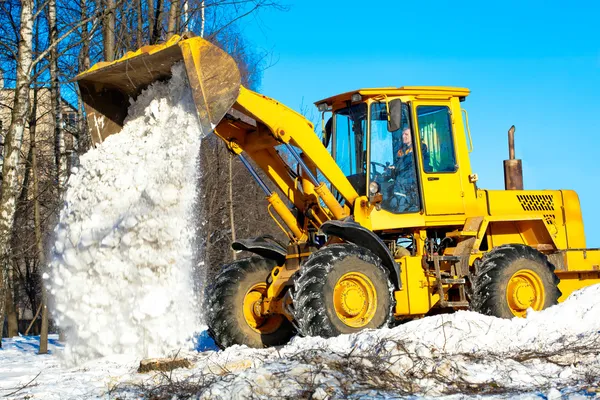 Wheel loader unloading snow during roadworks — Stock Photo, Image