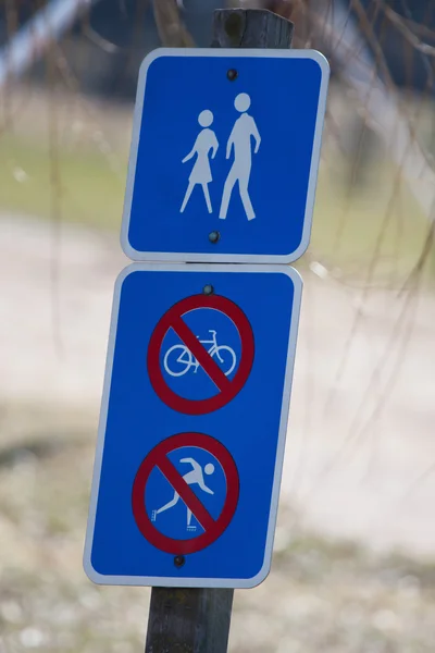 Пешеходная прогулка разрешена, Велосипеды и лыжи запрещены — стоковое фото