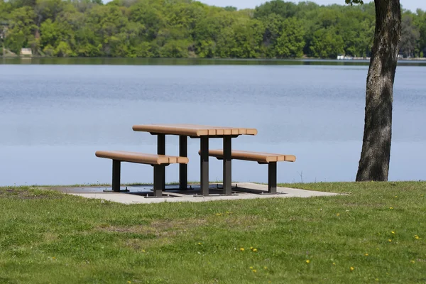 Picknickbord vid sjön — Stockfoto