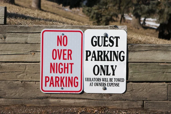 Parking réservé aux clients et pas de stationnement de nuit — Photo