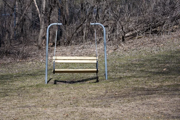 Houpačka lavička v parku — Stock fotografie