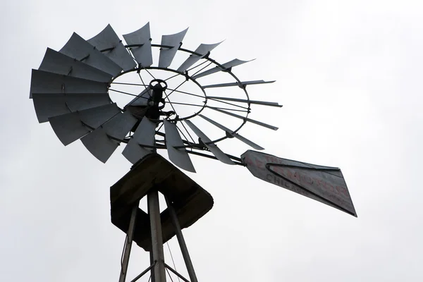 Oude ouderwetse boerderij windmolen — Stockfoto