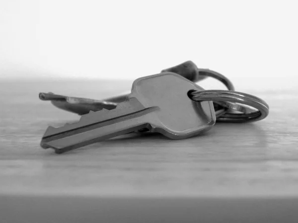 Gamla nycklar i svart och vitt — Stockfoto