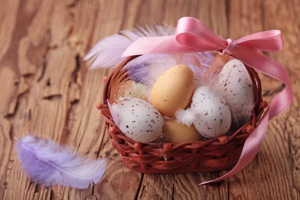 Huevos de Pascua en cesta —  Fotos de Stock