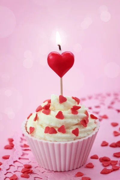 Кубок торт зі свічкою серця — стокове фото