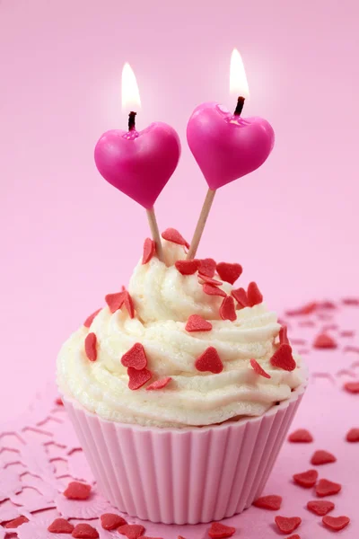 Cup dort se svíčkami srdce — Stock fotografie