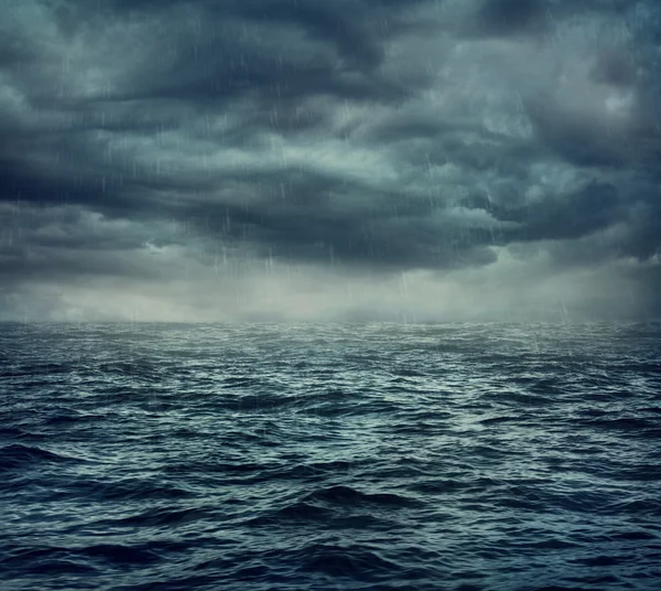 Regn över det stormande havet — Stockfoto