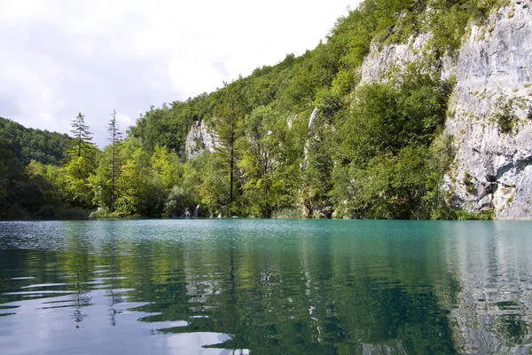 Lago azul em plitvice — Fotografia de Stock