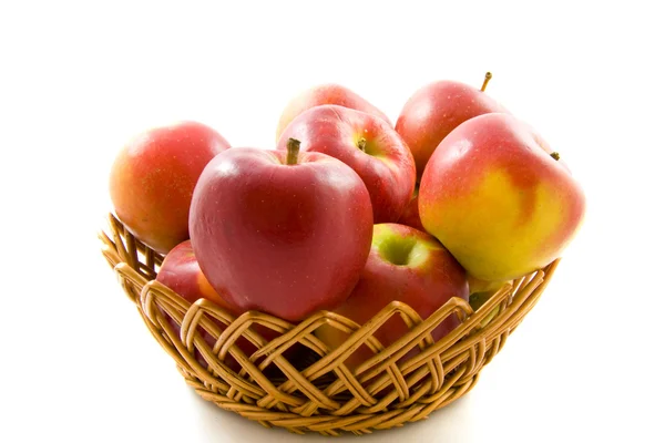 Koš s jablky — Stock fotografie