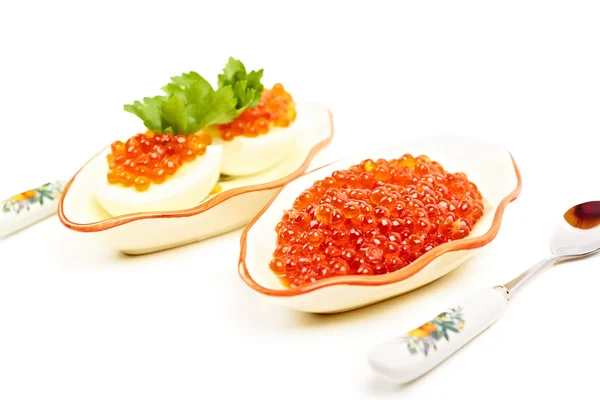 Eier mit rotem Kaviar — Stockfoto