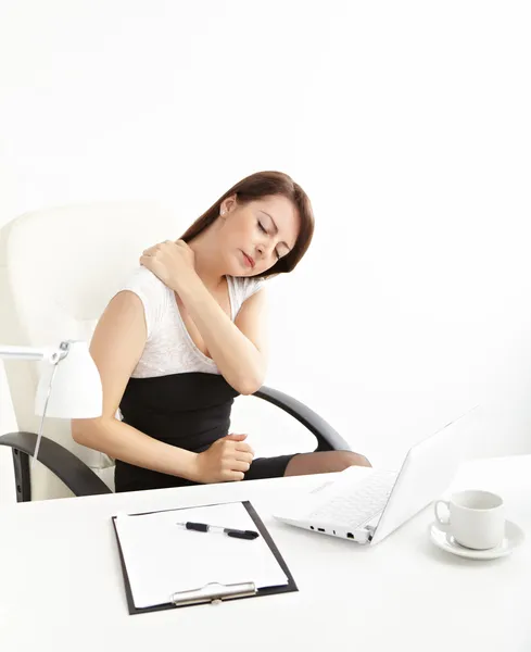 Бизнес-леди с болью в спине — стоковое фото