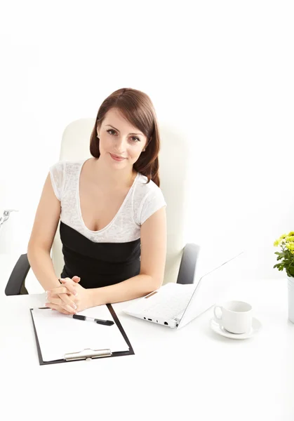 Affärskvinna som arbetar på kontoret — Stockfoto