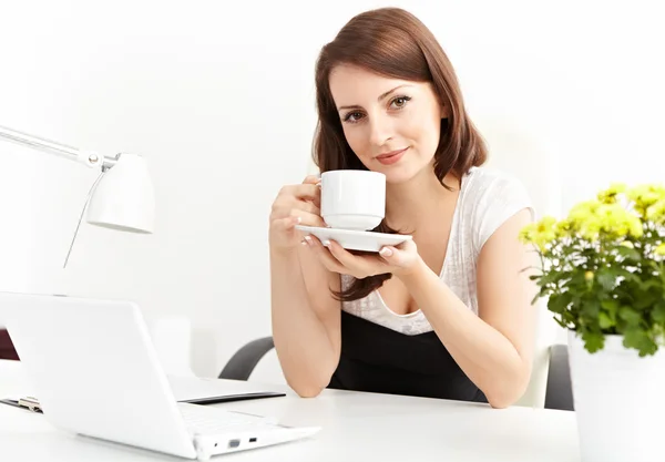 Business woman drinking coffee — Stock Photo, Image